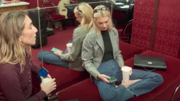 Blazer Alaia Vintage 1988 porté par Kendall Jenner comme on le voit dans The Kardashians (S06E10)