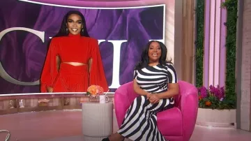 Robe longue à manches courtes à rayures Donna Morgan portée par Sherri Shepherd comme on le voit à Sherri le 8 avril 2025