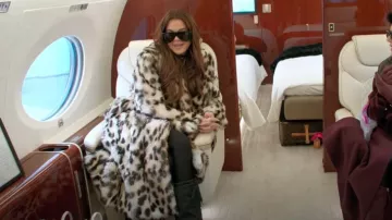 Dolce & Gabbana Manteau en fausse fourrure à imprimé léopard porté par Khloe Kardashian comme on le voit dans The Kardashians (S06E10)