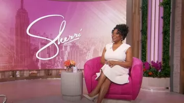 Ann Taylor La robe midi à col en V ceinturée portée par Sherri Shepherd telle qu’elle est vue à Sherri le 9 avril 2025