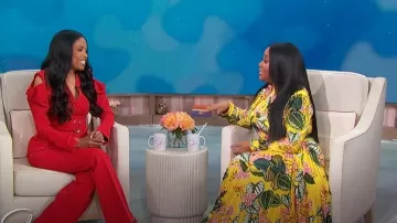 Oscar de la Renta Robe midi en jersey de plisse imprimé portée par Sherri Shepherd telle qu’elle est vue à Sherri le 10 avril 2025
