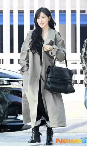 Moschino Lace-Trim Maxi Dress worn by Tiffany Young in Incheon Airport post on April 11, 2025