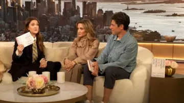 Cravate Brooks Brothers Rep portée par Drew Barrymore telle qu’on la voit dans The Drew Barrymore Show le 8 avril 2025