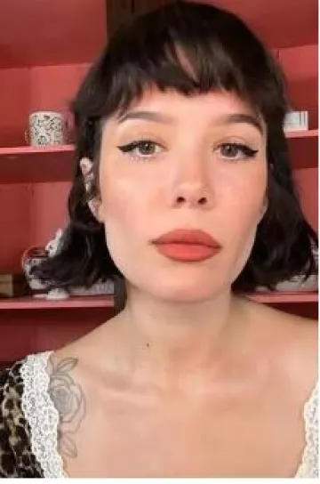 Top de malla con mangas abullonadas azul Blake Kimchi usado por Halsey en su publicación de Instagram el 11 de abril de 2025