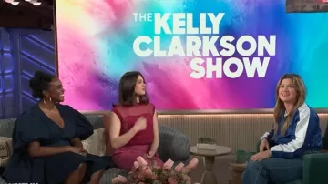 Mitchell and Ness Royal Buffalo Bills Veste entièrement zippée en nylon portée par Kelly Clarkson telle que vue dans The Kelly Clarkson Show le 8 avril 2025