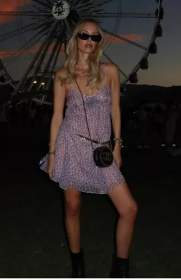 Chanel Quilted Filigree Circle Bag worn by Leonie Hanne at Coachella Valley Music and Arts Festiv post onal April 11, 2025
