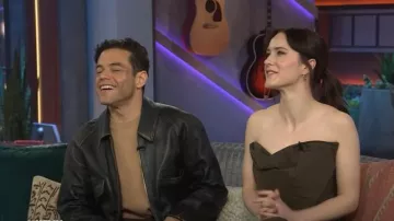 Corsé sin tirantes drapeado marrón de Magda Butrym usado por Rachel Brosnahan como se ve en The Kelly Clarkson Show el 10 de abril de 2025