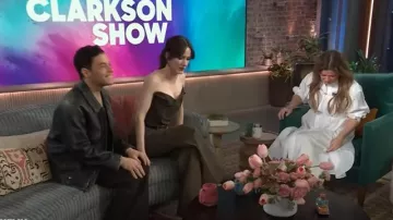 Pantalones de algodón holgados con cinturón marrón de Magda Butrym usados por Rachel Brosnahan como se ve en The Kelly Clarkson Show el 10 de abril de 2025