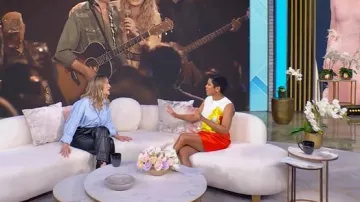 Chemise en popeline surdimensionnée Babaton Outro portée par Jennifer Nettles telle que vue au Tamron Hall Show le 15 avril 2025