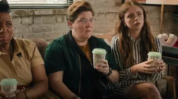Camisa de bolos Hilton Quest usada por Robyn (Tricia Black) como se ve en Small Achievable Goals (S01E06)