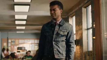 Chaqueta de camionero de jean azul marino viejo usada por Evan (Alexander Núñez) como se ve en Pequeños goles alcanzables (S01E06)