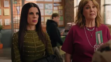Vestido de vendaje verde Nova de moda con tachuelas doradas usado por Kris (Meredith MacNeill) como se ve en Pequeñas metas alcanzables (T01E08)