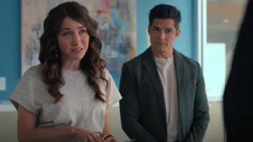 Top drapeado de cintura Cos usado por Willa como se ve en The Irrational (T02E06)