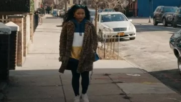 Línea de tiempo Bolso de hombro vintage Khaki Indigo Boro 19 usado por Delilah 'Dee' Fulton (Laya DeLeon Hayes) como se ve en The Equalizer (T05E15)