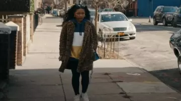 Timeline Vintage Shoulder Bag Khaki Indigo Boro 19 worn by Delilah 'Dee' Fulton (Laya DeLeon Hayes) as seen in The Equalizer (S05E15)