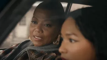 Boucles d’oreilles Alaïa Spiral Hoop en Metallic portées par Robyn McCall (Queen Latifah) comme on le voit dans The Equalizer (S05E15)
