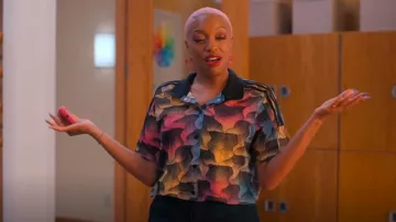 Camiseta de mujer Adidas Tiro Print Print Mesh Summer para mujer usada por Kylie Mercer (Travina Springer) como se ve en The Irrational (T02E08)