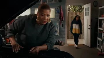 Carhartt Loose Fit Midweight Crewneck Sweatshirt en Carbon Heather porté par Robyn McCall (Queen Latifah) comme on le voit dans The Equalizer (S05E15)