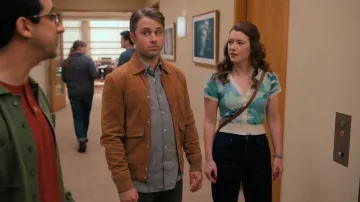 Blouson aviateur en daim Club Monaco porté par Simon Wylton (Max Lloyd-Jones) comme on le voit dans The Irrational (S02E09)