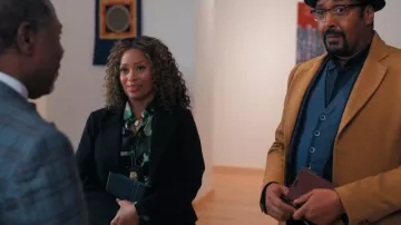 Top cruzado estampado de Cos usado por Marisa Clark (Maahra Hill) como se ve en The Irrational (S02E09)