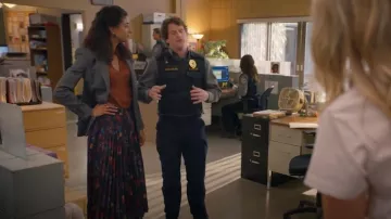 Jupe plissée à fleurs Club Monaco portée par Emily Price (Vella Lovell) dans Animal Control (S03E02)