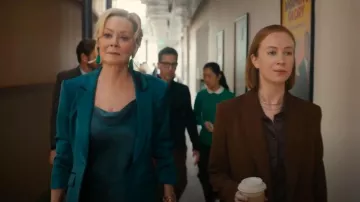 Camisola Cinq A Sept Marta usada por Deborah Vance (Jean Smart) como se ve en Hacks (S04E01)