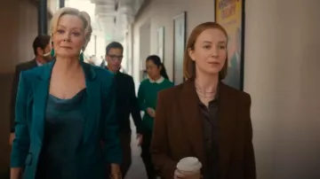 Madewell Demi-Fine Collier à chaîne de trombone porté par Ava (Hannah Einbinder) comme on le voit dans Hacks (S04E01)