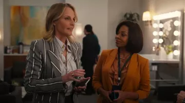 Smythe Stripe Peak Lapel Blazer Grey Ribbon porté par Winnie Landell (Helen Hunt) comme on le voit dans Hacks (S04E01)