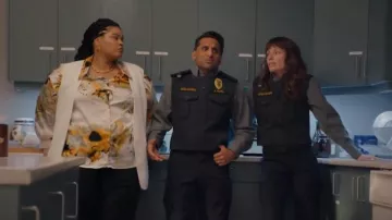 Boohoo Plus Camisa abstracta de gran tamaño usada por Bettany (Krystal Smith) como se ve en Control de animales (S03E02)