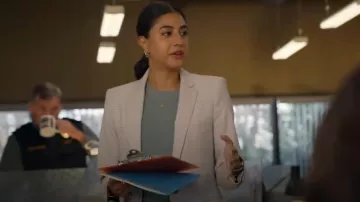 Blazer à carreaux Borrem du Club Monaco porté par Emily Price (Vella Lovell) dans Animal Control (S03E03)