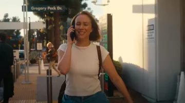 John Galt Haut Ashlyn côtelé blanc porté par Ava (Hannah Einbinder) comme on le voit dans Hacks (S04E01)