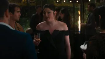 Jay Godfrey Gwen Combinaison courte en crêpe à épaules dénudées portée par Kayla (Megan Stalter) comme on le voit dans Hacks (S04E01)