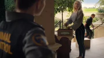 Alo Yoga Airbrush High-Waist Heart Throb Legging usado por Fiona (Lucy Punch) como se ve en Animal Control (S03E04)