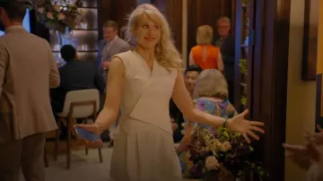 Maniere De Voir Chaleco cruzado a medida usado por Fiona (Lucy Punch) como se ve en Control de animales (S03E04)