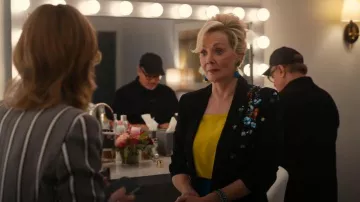 Tory Burch Stone Drop Boucle d’oreille en laiton vintage portée par Deborah Vance (Jean Smart) comme on le voit dans Hacks (S04E01)