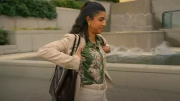 Bolso Zara con estampado animal usado por Emily Price (Vella Lovell) en la película Control animal (temporada 3, episodio 7)