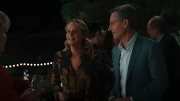 Blazer à imprimé floral A.L.C. Vernay porté par Winnie Landell (Helen Hunt) comme on le voit dans Hacks (S04E01)