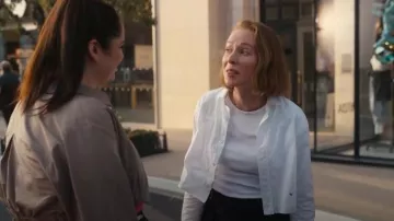 HommeGirls Chemise courte boutonnée blanche portée par Ava (Hannah Einbinder) comme on le voit dans Hacks (S04E02)