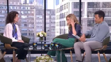 Pantalones Tyrah de Acne Studios usados por Kelly Ripa como se vio en VIVO con Kelly y Mark el 8 de abril de 2025