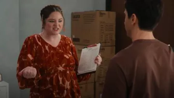 Robe midi à smocks imprimée orange chic de la ville portée par Kayla Schaeffer (Megan Stalter) comme on le voit dans Hacks (S04E02)