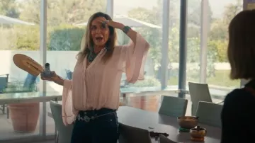 Chemisier plissé rose clair Reiss porté par Diana (Polly Draper) comme on le voit dans Hacks (S04E02)