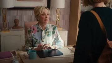 Oscar De La Renta Blusa de manga larga con cuello anudado con estampado de amapola usada por Deborah Vance (Jean Smart) como se ve en Hacks (S04E02)