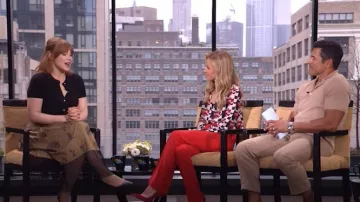 Cardigan à manches courtes Rag and Bone Dina porté par Bryce Dallas Howard comme on le voit en LIVE avec Kelly et Mark le 11 avril 2025