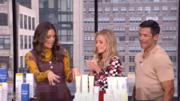 Cinq a Sept Bridgette Floral Shirred Mesh Turtleneck usado por Monica Mangini como se vio en VIVO con Kelly y Mark el 11 de abril de 2025