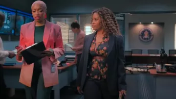 Blusa floral de manga larga Paige Georgina usada por Marisa Clark (Maahra Hill) como se ve en The Irrational (T02E10)