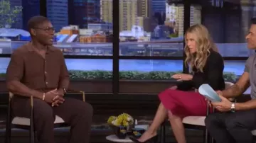 Abercrombie and Fitch Wavy Crochet Style Button-Through Sweater Polo porté par David Oyelowo comme on le voit en LIVE avec Kelly et Mark le 15 avril 2025