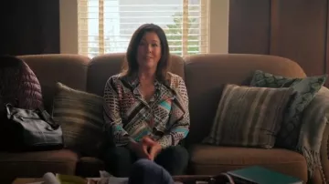 Blouse Reiss Everly portée par Cindy comme on le voit dans The Irrational (S02E11)