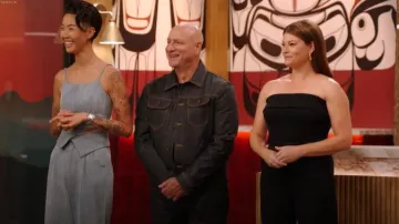 Combinaison large sans bretelles en denim Reiss portée par Gail Simmons comme on le voit dans Top Chef (S22E01)