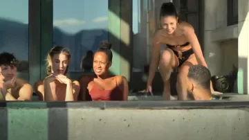 Pretty Little Thing Haut de bikini bandeau noir martelé porté par Cara Kies comme on le voit dans Million Dollar Secret (S01E07)