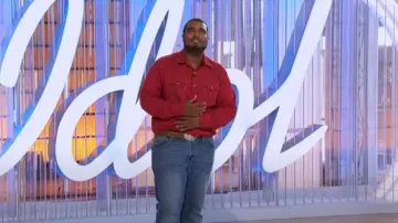 Wrangler Red Chemise pour homme portée par Kam’Ron comme on le voit dans American Idol (S23E02)